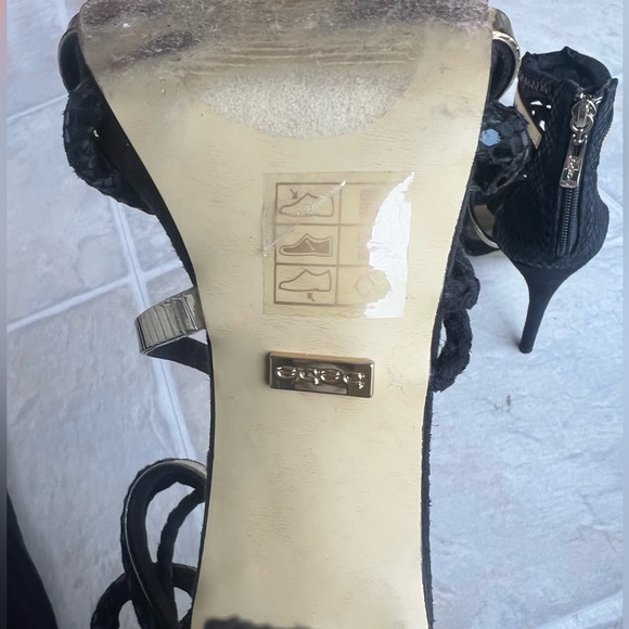 Black and gold Bebe heels - Picture 6 of 6